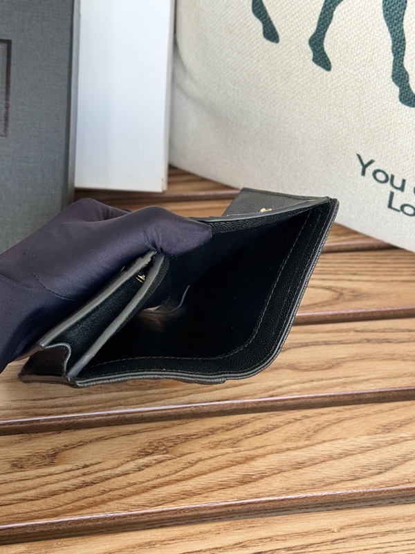 イヴサンローラン財布全体デザイン